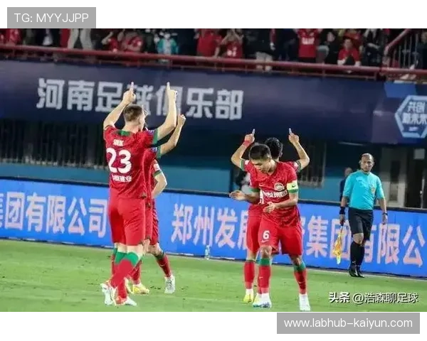 云南玉昆主场大雨中作战，球迷Tifo燃动高原