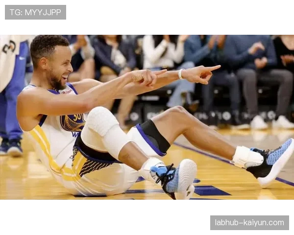 特写:库里在球员通道与队友反复讨论上一个未能把握的快攻3分机会 特写:库里在球员通道与队友反复讨论上一个未能把握的快攻3分机会